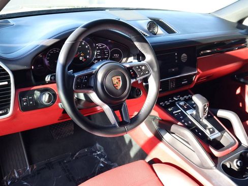 Certified 2022 Porsche Cayenne Platinum Edition image 4