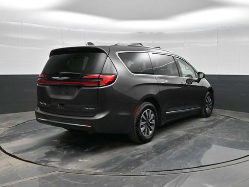 Used 2021 Chrysler Pacifica Limited w/ Uconnect Theater Family Group image 7