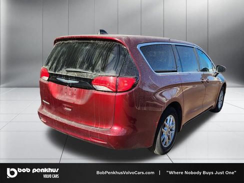 Used 2023 Chrysler Voyager LX image 5