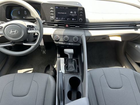New 2025 Hyundai Elantra SE FWD image 18