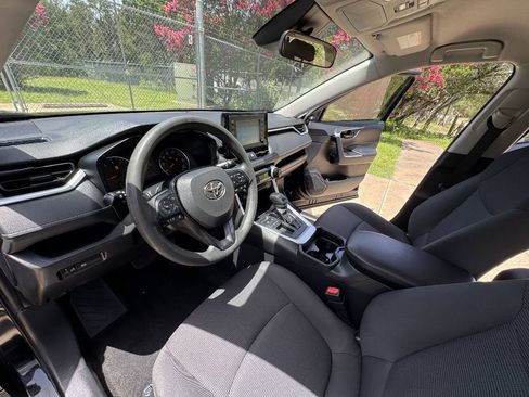 Used 2019 Toyota RAV4 LE FWD image 31