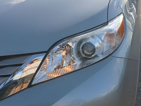 Used 2017 Toyota Sienna Limited image 10