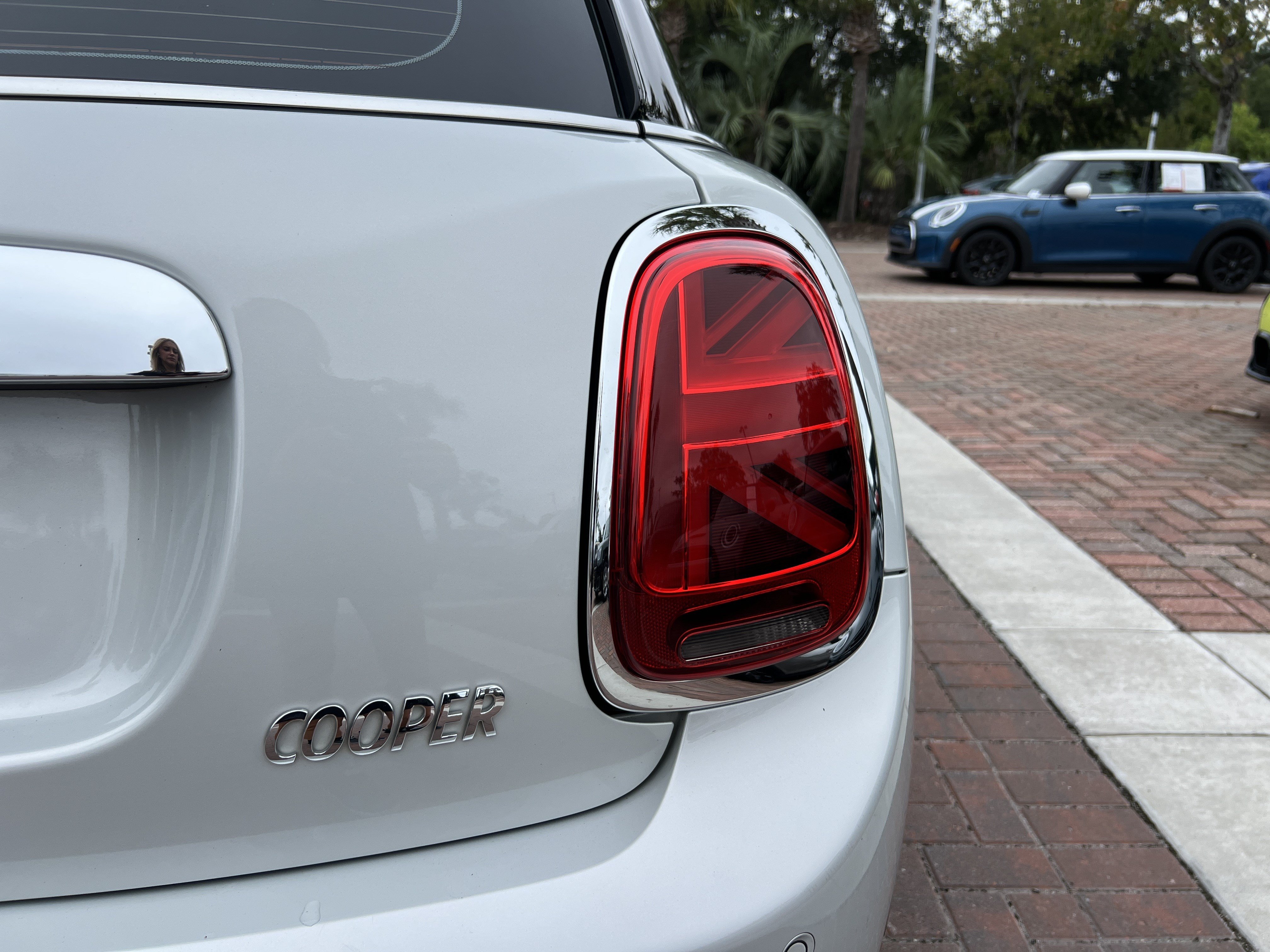 Used 2020 MINI Cooper 4-Door Hardtop w/ Premium Package FWD image 37