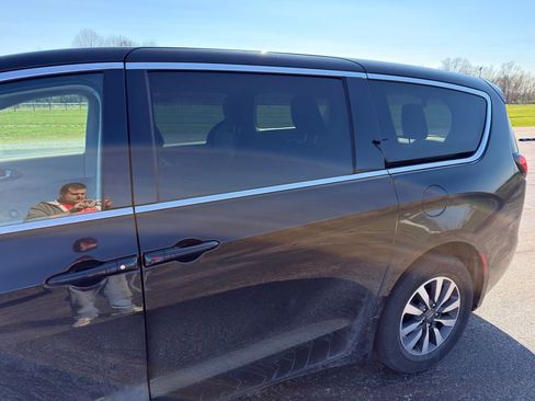 Used 2023 Chrysler Pacifica Touring-L image 13