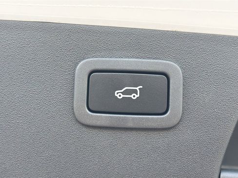 Used 2022 Jaguar E-PACE SE image 13