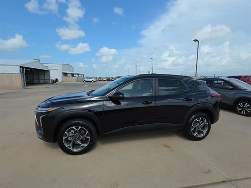 Used 2026 Chevrolet Trax LT FWD image 4