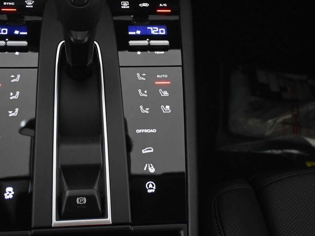 Used 2026 Porsche Macan AWD/4WD image 25