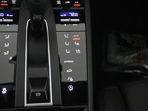 Used 2026 Porsche Macan AWD/4WD image 25