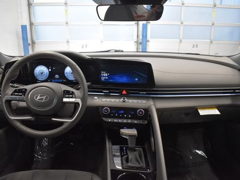 Used 2025 Hyundai Elantra SEL FWD image 5