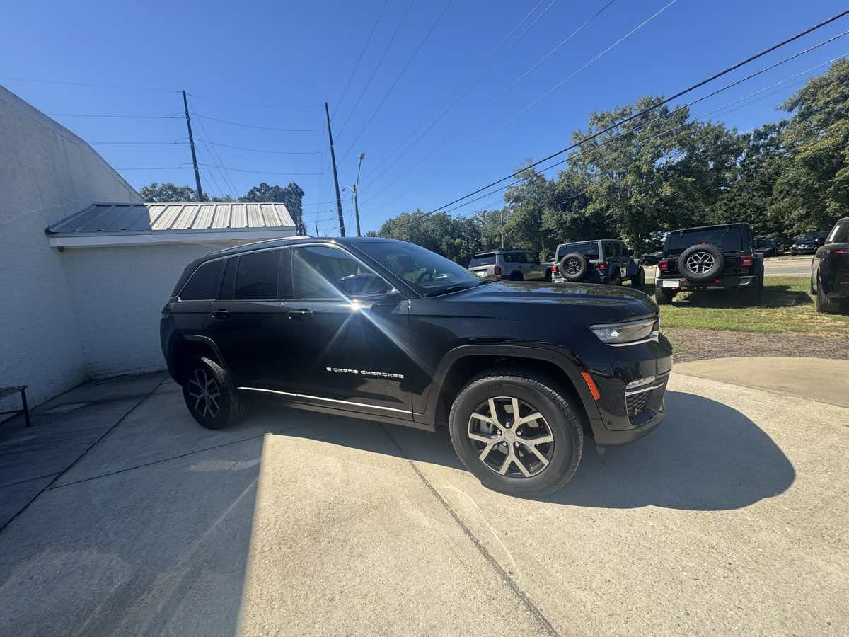 Used 2025 Jeep Grand Cherokee Limited w/ Luxury Tech Group II AWD/4WD image 4