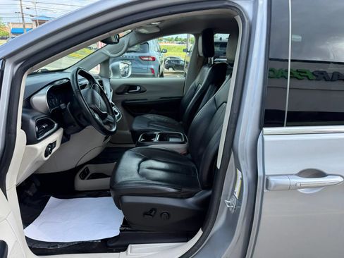 Used 2020 Chrysler Pacifica Touring-L Plus FWD image 20
