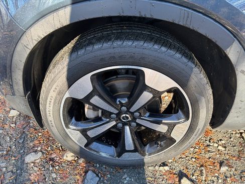 Used 2022 Volvo XC40 T5 Momentum w/ Premium Package image 5