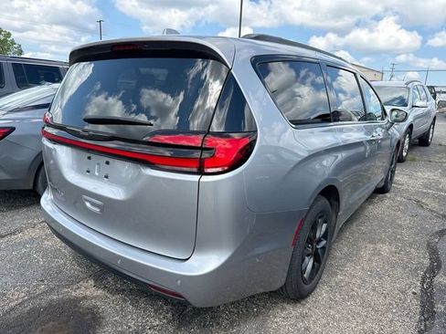 Used 2021 Chrysler Pacifica Touring-L w/ Uconnect Theater Family Group FWD image 3