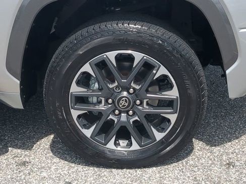 Used 2025 Toyota Tundra Limited AWD/4WD image 11