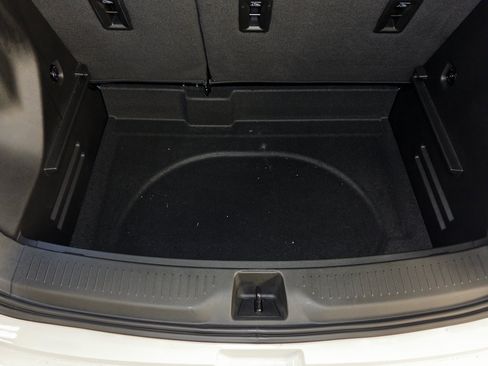 Used 2027 Chevrolet Bolt LT w/ Comfort Package FWD image 28