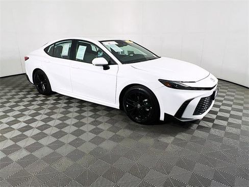 Certified 2025 Toyota Camry SE image 1