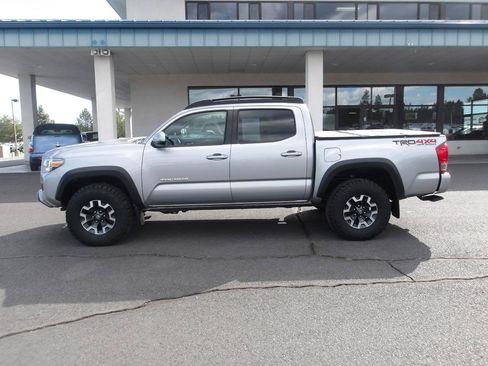 Used 2016 Toyota Tacoma TRD Off-Road w/ Premium & Technology Package AWD/4WD image 2