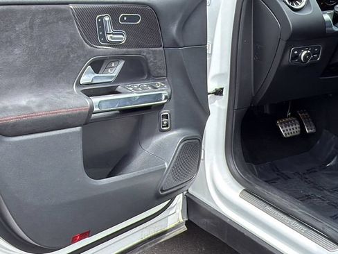 Used 2023 Mercedes-Benz GLB 250 4MATIC image 23