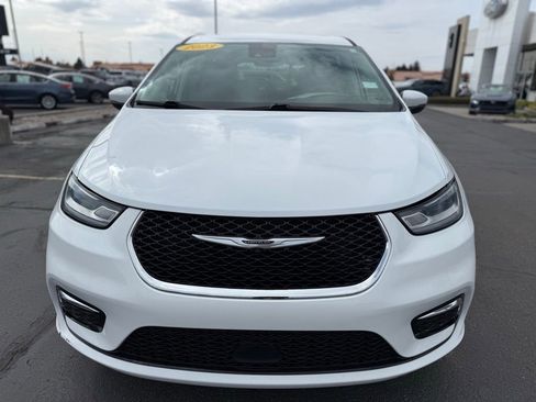 Used 2023 Chrysler Pacifica Touring-L AWD/4WD image 2