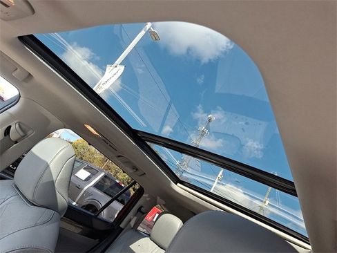 Used 2021 Toyota Highlander Platinum image 12