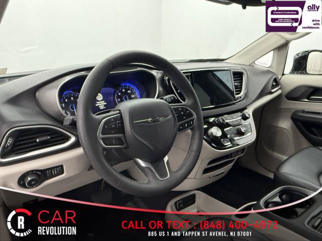 Used 2024 Chrysler Pacifica Touring-L FWD image 16