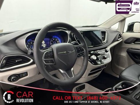 Used 2024 Chrysler Pacifica Touring-L FWD image 16