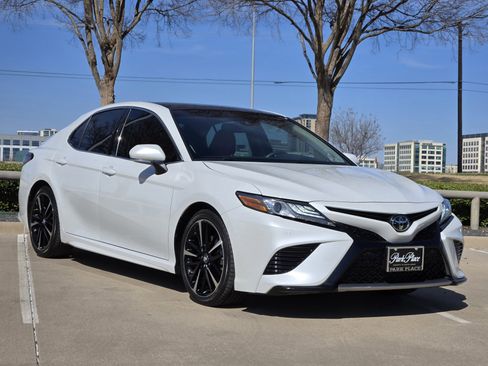 Used 2018 Toyota Camry XSE image 2