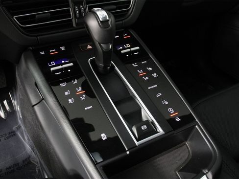 Used 2025 Porsche Macan image 18