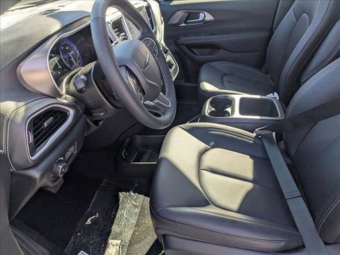 New 2026 Chrysler Pacifica Select image 4