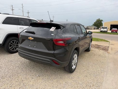 Used 2026 Chevrolet Trax LS FWD image 4