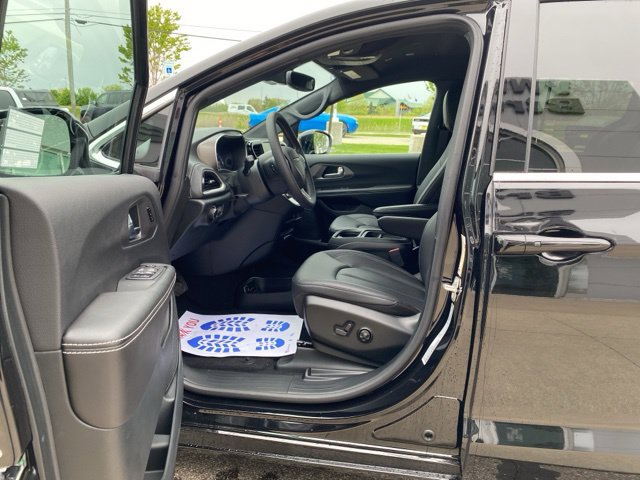 New 2027 Chrysler Pacifica Select FWD image 3