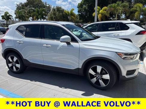 Used 2020 Volvo XC40 T4 Momentum FWD image 2