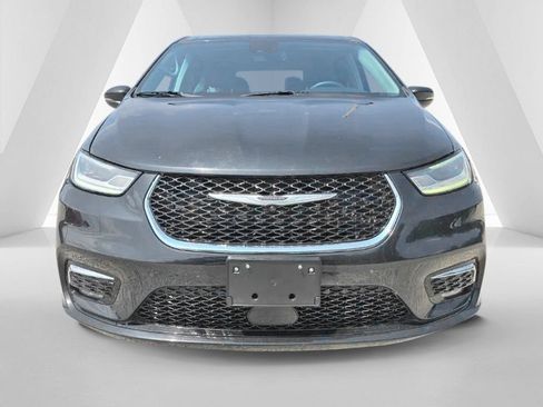 Used 2023 Chrysler Pacifica Touring-L FWD image 2