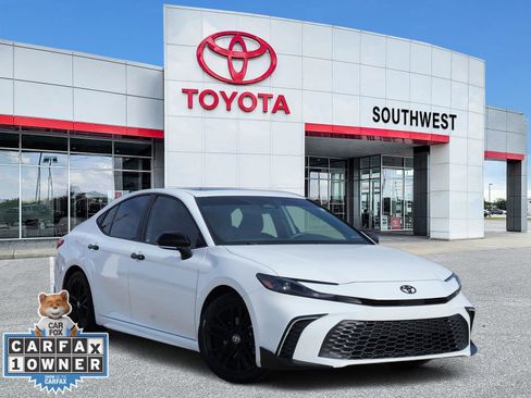 Used 2025 Toyota Camry SE w/ Convenience Package image 1