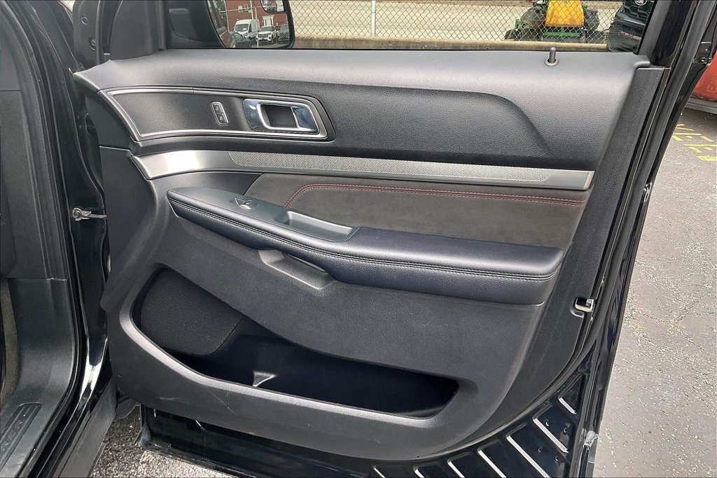 Used 2018 Ford Explorer XLT w/ Equipment Group 202A AWD/4WD image 23