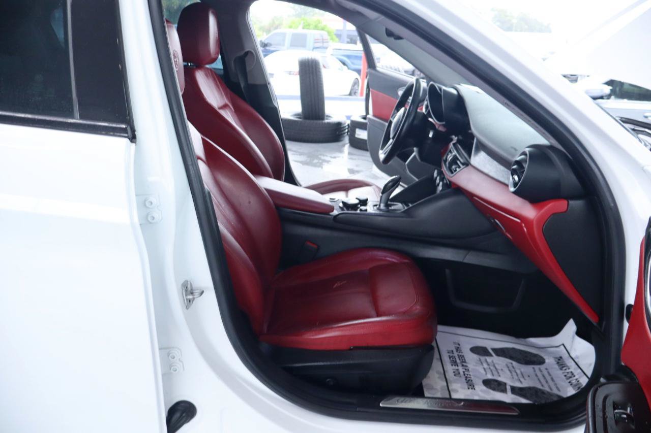 Used 2019 Alfa Romeo Giulia w/ Quick Order Package 22K Sport RWD image 37
