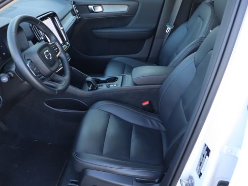 Used 2025 Volvo XC40 B5 Core image 16