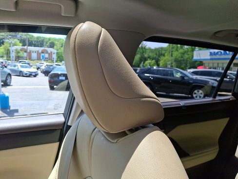 Used 2021 Toyota Highlander XLE AWD/4WD image 17