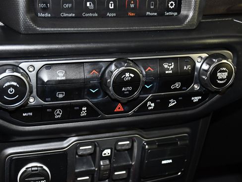 Used 2020 Jeep Wrangler Unlimited Sahara AWD/4WD image 30