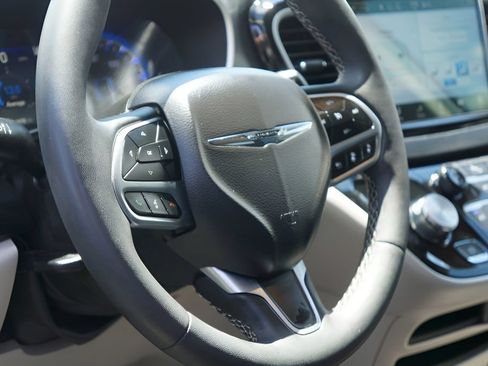 Used 2024 Chrysler Pacifica Touring-L FWD image 15