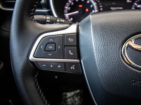 Used 2024 Toyota Highlander XLE FWD image 37