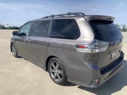 Used 2016 Toyota Sienna SE image 11