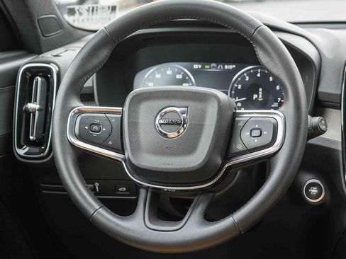 Used 2019 Volvo XC40 T4 Inscription image 15