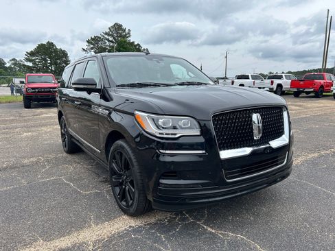 Used 2023 Lincoln Navigator Reserve AWD/4WD image 2