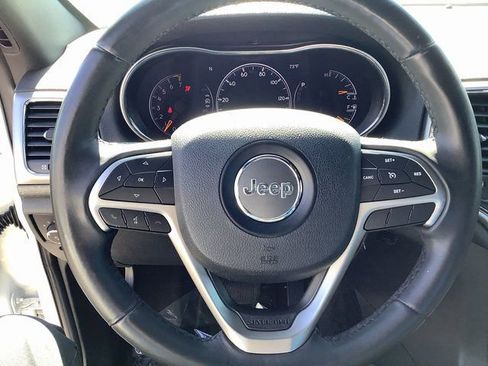 Used 2018 Jeep Grand Cherokee Laredo image 11