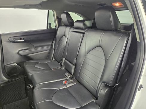 Used 2022 Toyota Highlander XLE FWD image 16