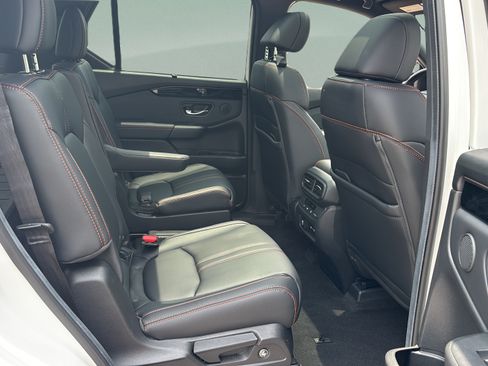 Certified 2025 Honda Pilot TrailSport image 17