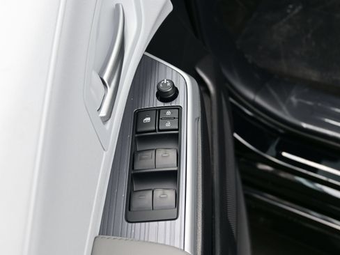 Used 2026 Toyota Sienna XLE FWD image 10