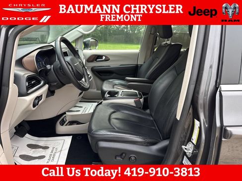Used 2018 Chrysler Pacifica Touring-L Plus w/ Tire & Wheel Group FWD image 9