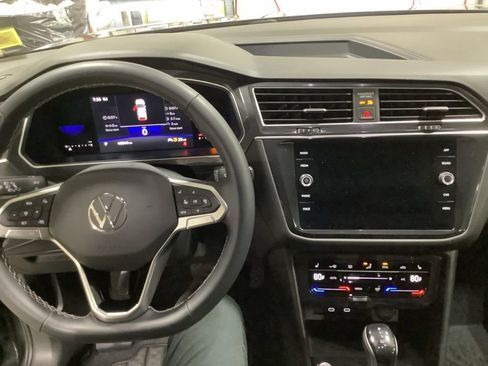 Used 2022 Volkswagen Tiguan SE w/ Panoramic Sunroof Package image 17